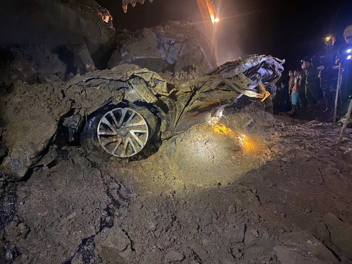 Lực lượng chức năng tìm thấy 2 thi thể nạn nhân trong xe ô tô bị biến dạng. Ảnh: Công an cung cấp