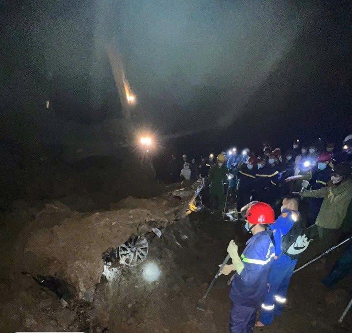 Việc tìm kiếm nạn nhân còn lại gặp khó khăn do trời có mưa lớn. Ảnh: Công an cung cấp