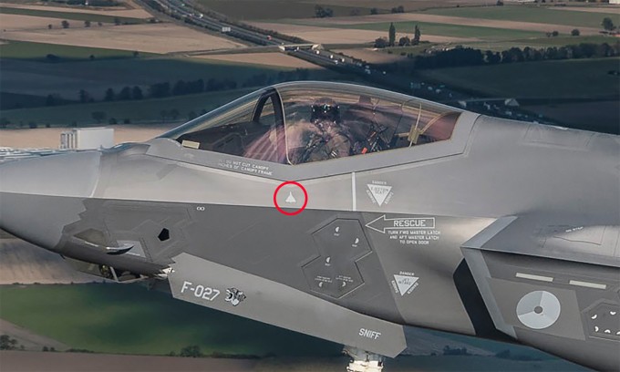 Biểu tượng UAV (khoanh đỏ) dưới buồng lái tiêm kích F-35 Hà Lan trong ảnh công bố ngày 1/10. Ảnh: BQP Hà Lan