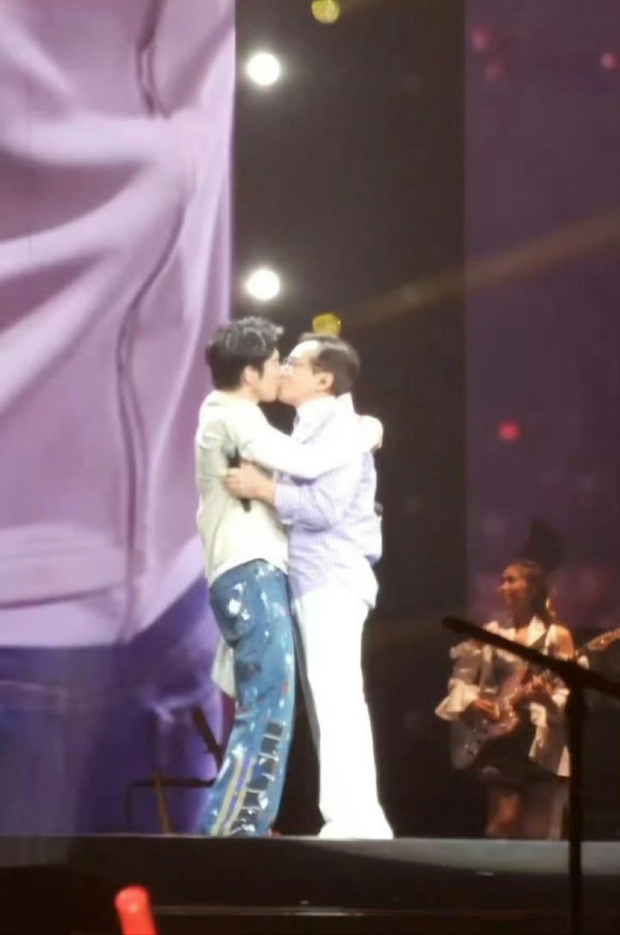 Nụ hôn sân khấu của Thành Long và Vương Lực Hoành