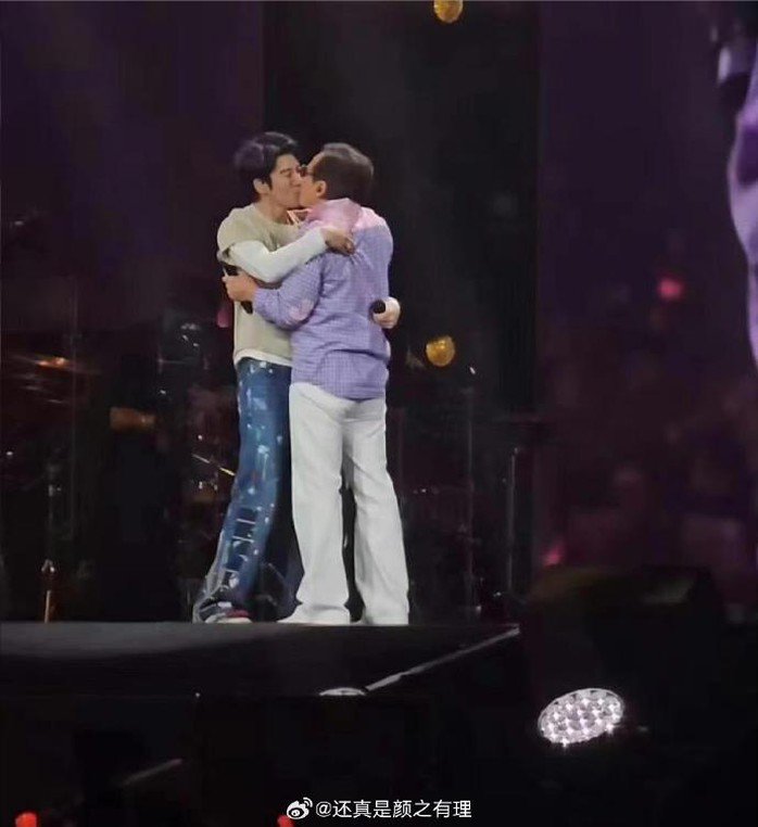 Trước đó, cả hai song ca hai bài hát