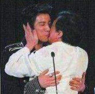 Họ từng "khóa môi" nhiều năm trước trên sân khấu