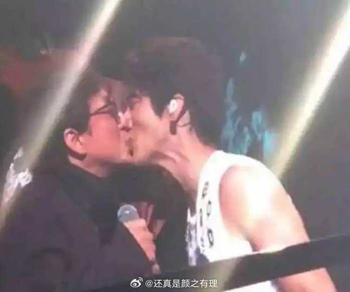 Thành Long và Vương Lực Hoành "khóa môi" gây sốc - 6