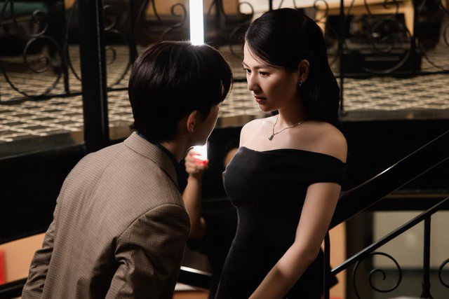 Trên phim, nữ diễn viên sinh năm 1996 khoe sắc vóc gợi cảm cùng khả năng diễn xuất tốt. Đời thực, cô cũng được khán giả yêu mến bởi gu thời trang đa phong cách. Nhiều chị em cũng tham khảo về cách mix đồ khi xuống phố những ngày trời thu mát mẻ của Việt Hoa.