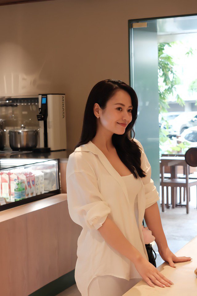 Việt Hoa ở đời thực thường chọn những trang phục năng động, đơn giản. Trong hình, nữ diễn viên diện áo sơ mi trắng mix cùng áo thun và quần đồng màu trẻ trung.