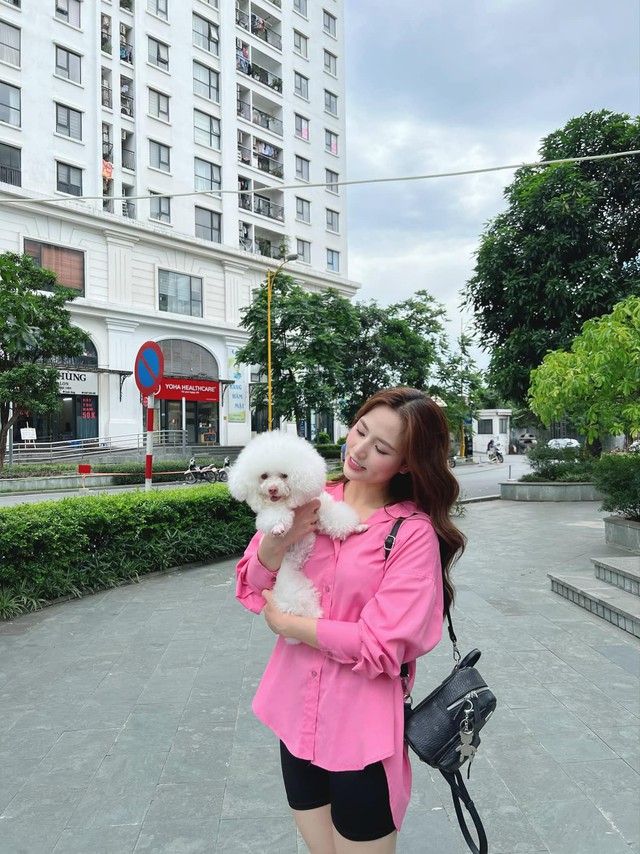 Khi đi dạo, người đẹp chọn style "back - pink" vừa ngọt ngào mà vẫn cá tính.