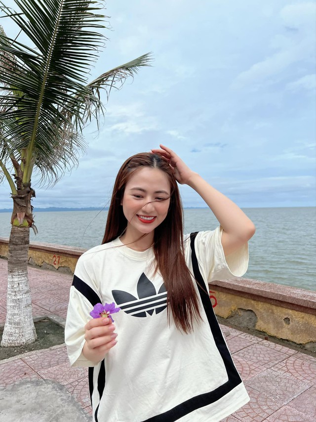 Hay khi đi biển, cô mix áo phông đơn giản, nhẹ nhàng.