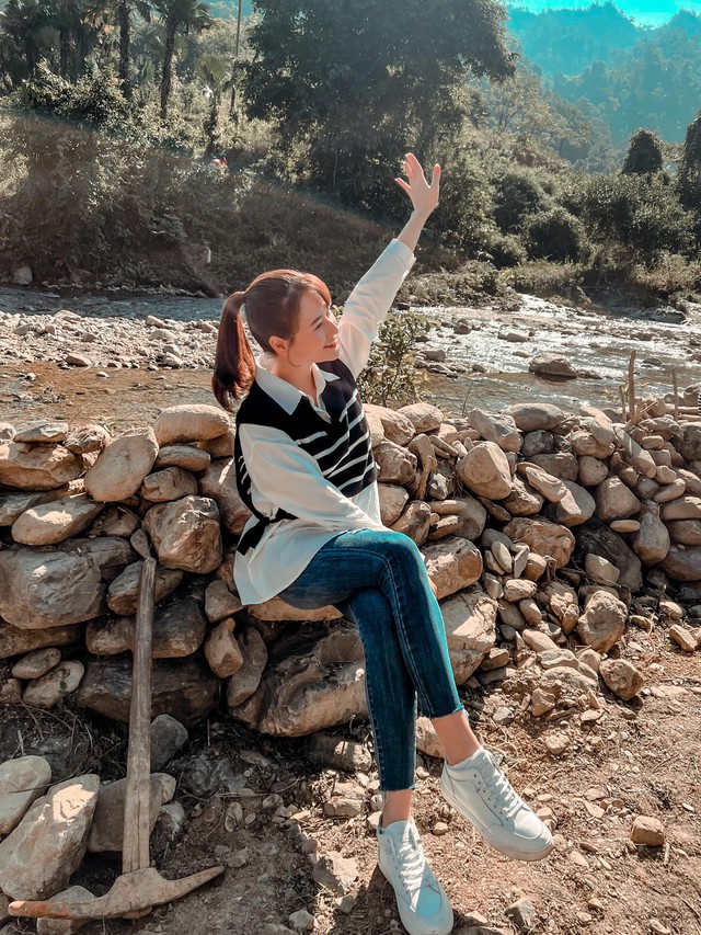 Trong hình ảnh khác, Việt Hoa năng động với áo sơ mi, quần jeans và cùng sneaker năng động.