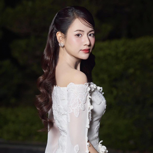 Trong một hình ảnh, Việt Hoa không ngại thả dáng với đầm trắng lộ vai thon yêu kiều.