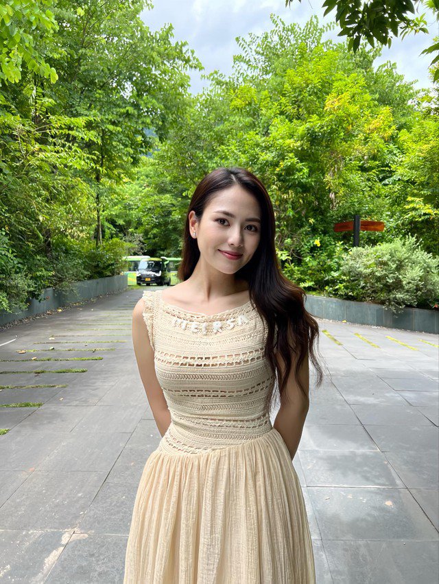 Cô còn chọn chiếc đầm khoe eo thon cùng vòng 1 gợi cảm khi đi dạo phố.