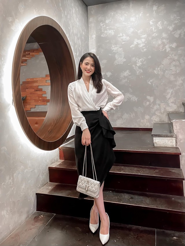 Dù xuống phố đi chơi nhưng ở nhiều khoảnh khắc, Việt Hoa vẫn diện những bộ cánh mang đậm hơi thở công sở.