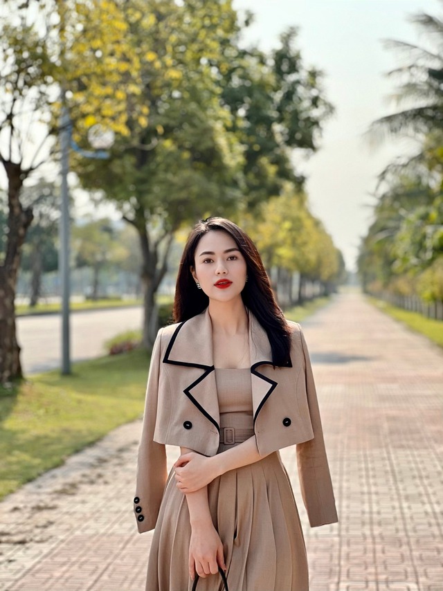 Người đẹp mix đồ với đầm cúp ngực cùng áo vest cách tân đơn giản mà vẫn thanh lịch.