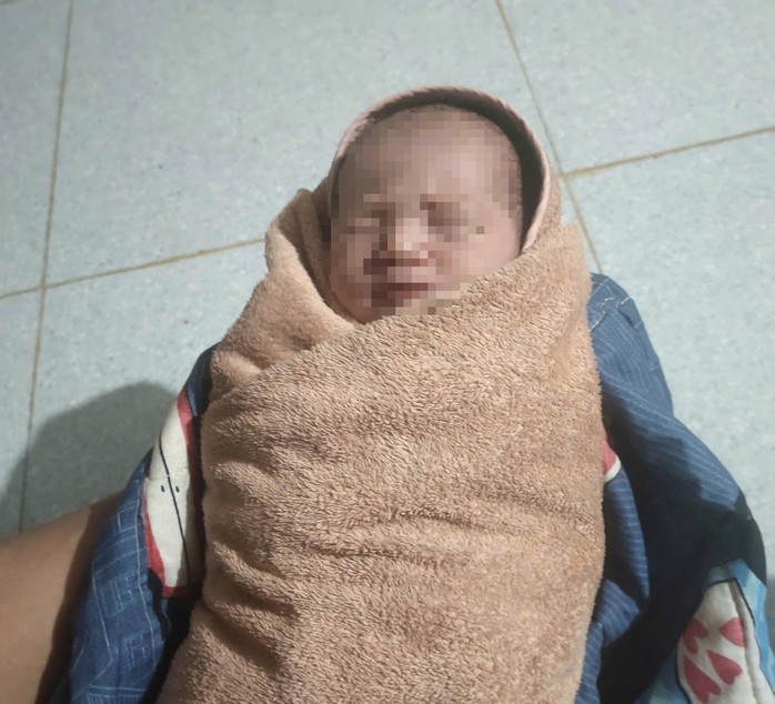 Bé gái sơ sinh bị bỏ rơi đã được người thân đến nhận lại