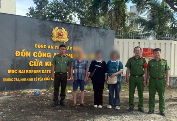 Nữ sinh bị "bắt cóc online" từ Hà Nội đưa ra cửa khẩu Mộc Bài.