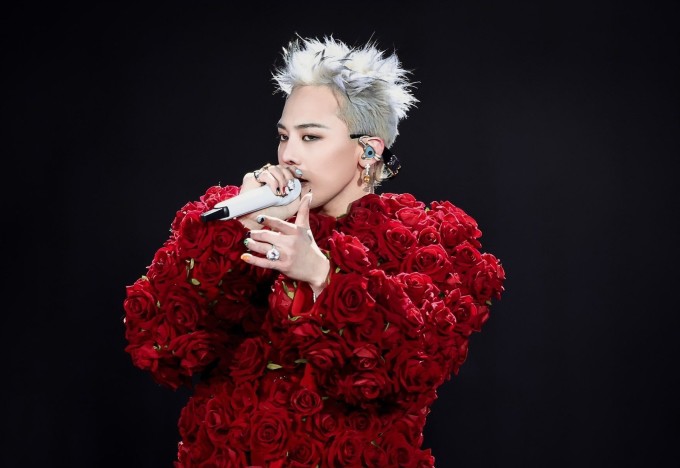 "Ông hoàng Kpop" G-DRAGON gây chú ý với fan khi diện áo hoa hồng, đội vương miện ở đêm diễn đầu tiên trong khuôn khổ WORLD TOUR [Übermensch] hồi tháng 3. Ảnh: X Candyinyourheart