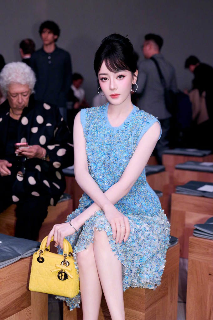 Phong thái điềm tĩnh, cách xử lý sự cố chuyên nghiệp của người đẹp 33 tuổi được đánh giá cao.