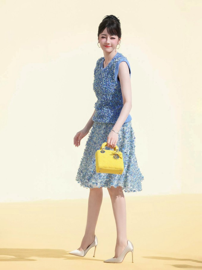 Địch Lệ Nhiệt Ba dự show Dior Xuân Hè 2026 hôm 1/10. Ảnh: Weibo