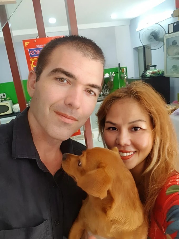 Thúy Uyên và chồng Tây kém 13 tuổi.