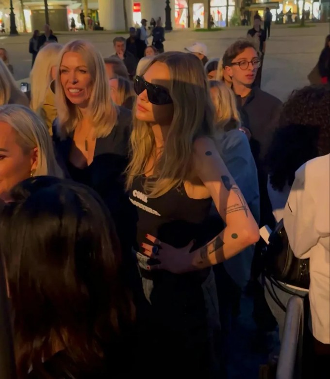 Cara Delevingne khó chịu khi đứng chờ bên ngoài đường. Ảnh: Backgrid