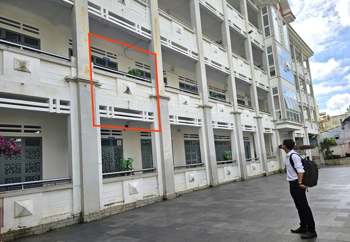 Cô L.T.N.T cho rằng do quá lo lắng cho an toàn của học sinh bị nhấc 2 chân lên lan can tầng 2 nên đã dùng thước đánh em N.T.K 4 cái bằng thước nhựa