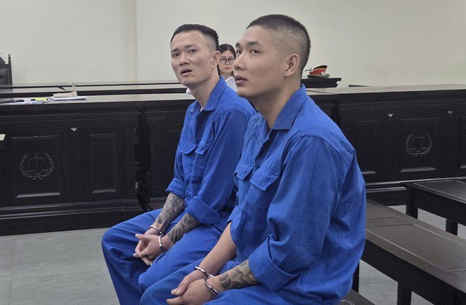 Bộ đôi côn đồ Nguyễn Văn Sơn và đồng bọn bị đưa ra xét xử tại tòa.