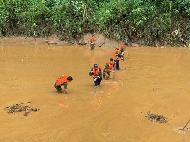 Công an Lào Cai tổ chức tìm kiếm. Ảnh: Cổng TTĐT Công an Lào Cai