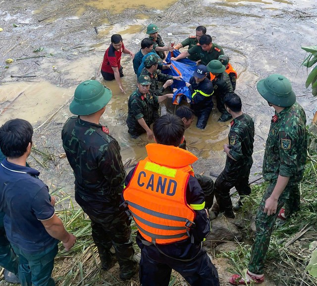 Lực lượng cứu hộ đưa thi thể nạn nhân lên bờ. Ảnh: Cổng TTĐT Công an Lào Cai.