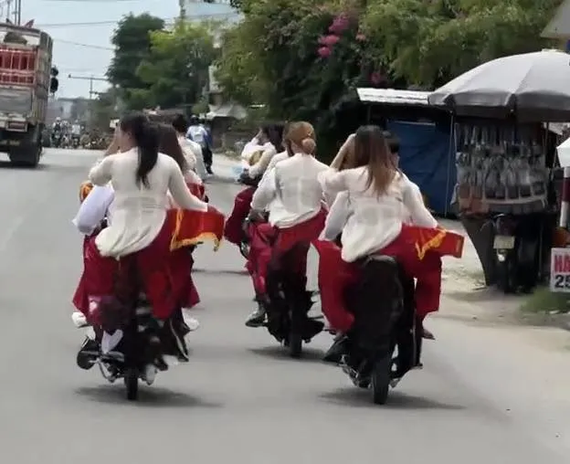 Hình ảnh đoàn rước dâu không đội mũ bảo hiểm bị người dân ghi lại.