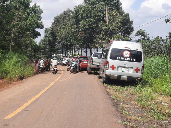 Người dân theo dõi sự việc