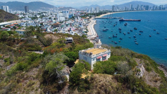 Di tích lầu Bảo Đại trên núi Cảnh Long, phường Nha Trang. Ảnh: Bùi Toàn