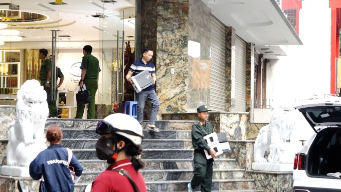 Công an khám xét một công ty của Hoàng Hường trên phố Dịch Vọng Hậu, Hà Nội. Ảnh: Huy Mạnh