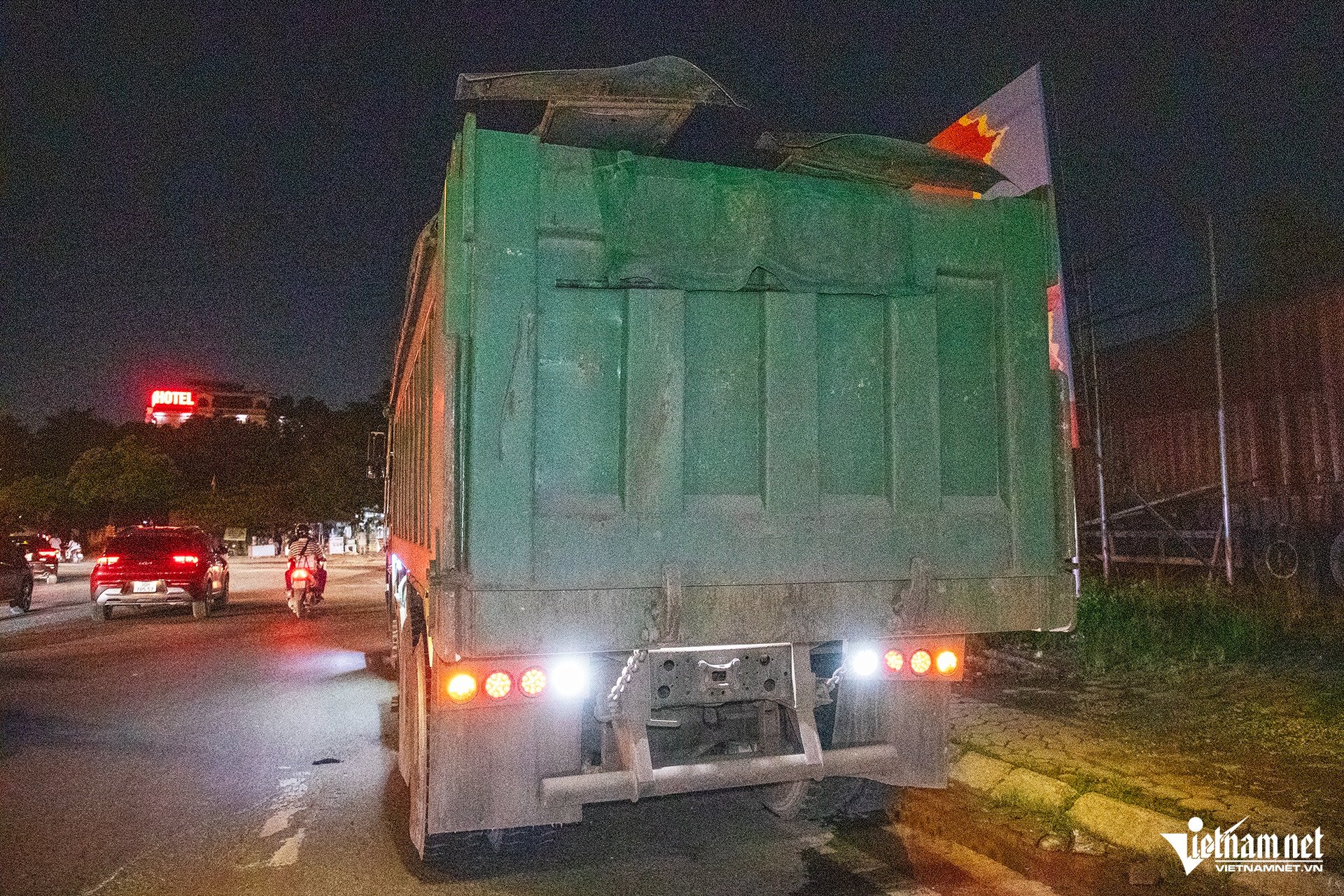 Nữ Trung tá CSGT chỉ huy bắt xe quá tải trong đêm, tài xế &#39;than&#39; muốn bỏ nghề - 5