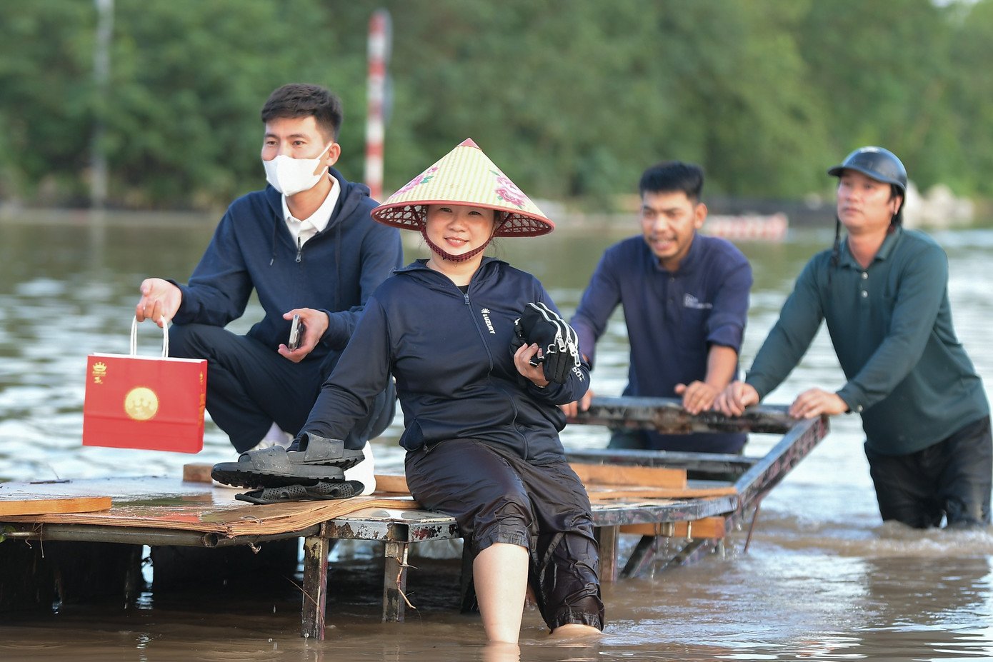 Mưu sinh giữa dòng nước ngập ở Thủ đô - 8