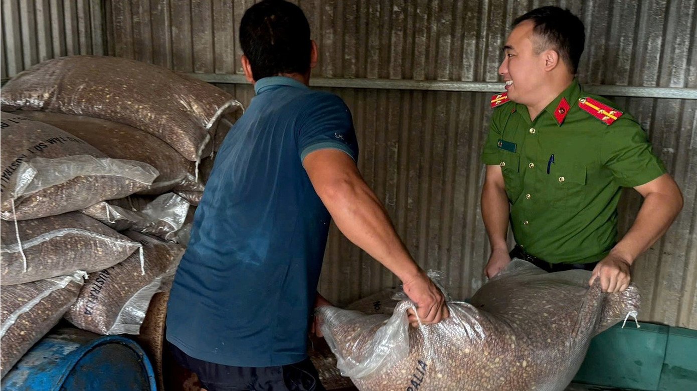 Công an xã Hợp Tiến hỗ trợ người dân sơ tán tài sản do ngập lụt ven sông Kinh Thầy.