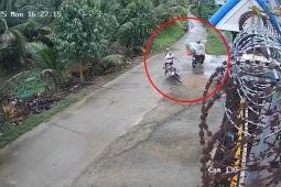 Clip: Hãi hùng cảnh hai cô gái bỏ xe th…