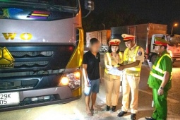 Nữ Trung tá CSGT chỉ huy bắt xe quá tải trong đêm, tài xế 'than' muốn bỏ nghề