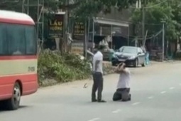 Tin tức trong ngày - Tạm giữ đối tượng bắt tài xế xe buýt quỳ lạy giữa đường van xin rồi đánh đập