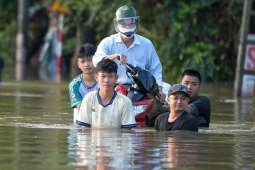 Mưu sinh giữa dòng nước ngập ở Thủ đô