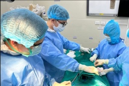 Bệnh nhân HIV biến chứng nặng vì nâng ngực bằng silicon