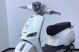 Xe máy điện gọn nhẹ có cốp rộng, smartkey chống trộm, sạc một lần chạy 80 km