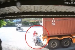 Clip: Hãi hùng cảnh hai cô gái bỏ xe tháo chạy khi container lùi trúng