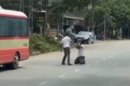 Tin tức trong ngày - Trách nhiệm pháp lý của người bắt tài xế xe buýt quỳ giữa đường ở Nghệ An