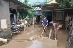 Du lịch - Khách Tây xắn tay dọn bùn sau lũ giúp người dân Tuyên Quang