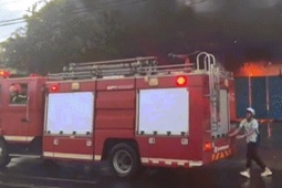 Bạn trẻ - Cuộc sống - Bất ngờ danh tính thanh niên áo trắng lao vào hỗ trợ cứu hỏa ở Đắk Lắk