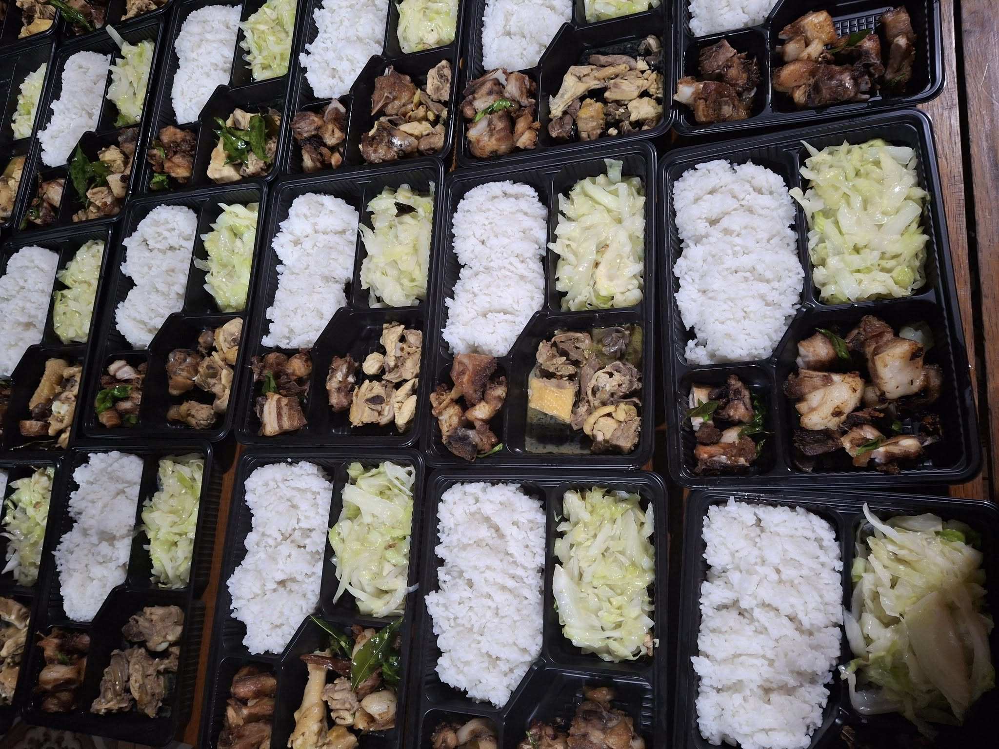 Hàng trăm suất cơm được chị Thu cùng mọi người chuẩn bị gửi tới các đoàn thiện nguyện và bà con vùng lũ