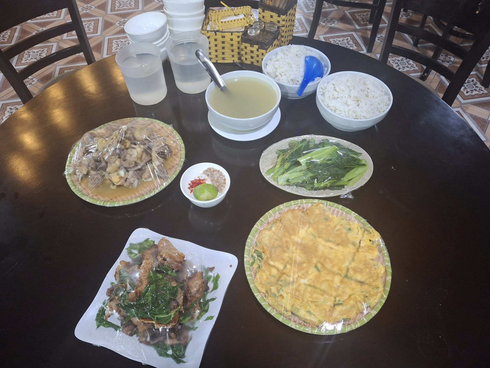 Mâm cơm chị Thu chuẩn bị cho đoàn cứu trợ. Chị hy vọng, mọi người sẽ gọi báo trước để chị chuẩn bị bữa cơm nóng hổi và chu đáo hơn.