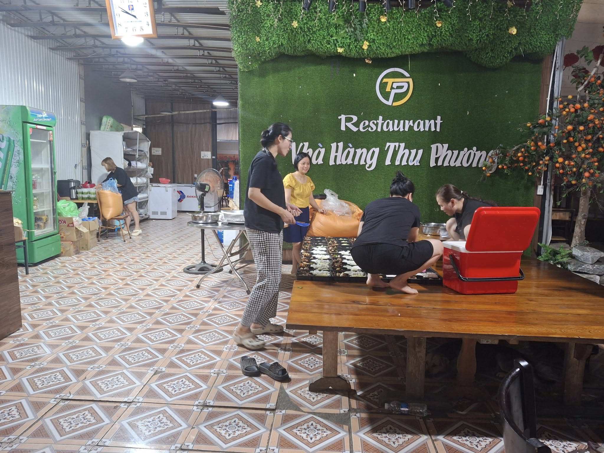 Mọi người cùng góp sức, với tinh thần 'lá lành đùm lá rách'