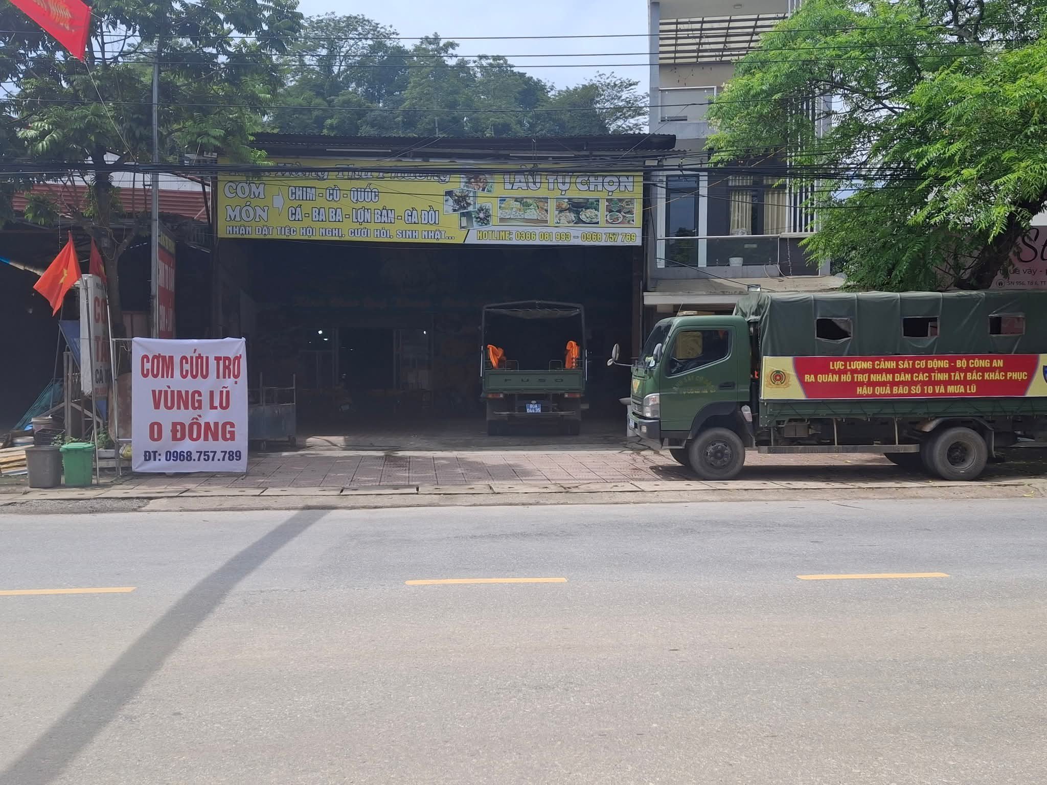 Chị treo biển trước quán thông báo hỗ trợ bữa cơm 0 đồng.