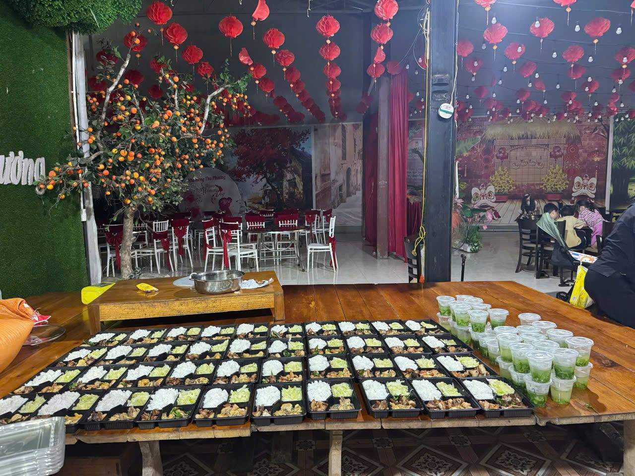 Những suất cơm đóng hộp cẩn thận, chờ chuyển tới cho bà con vùng lũ.