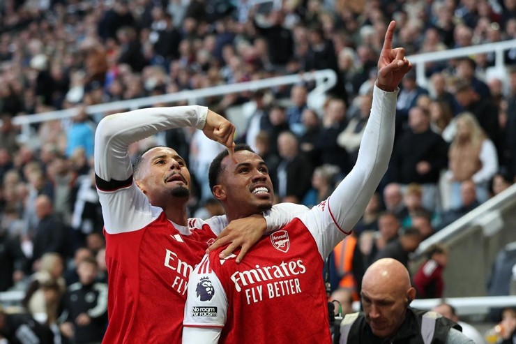 Arsenal phá dớp tại St Jame's Park.